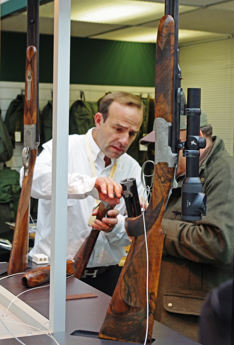 Посетители выставки Arms & Hunting знакомятся с охотничьим оружием Chapuis на стенде Группы компаний "Охотник"