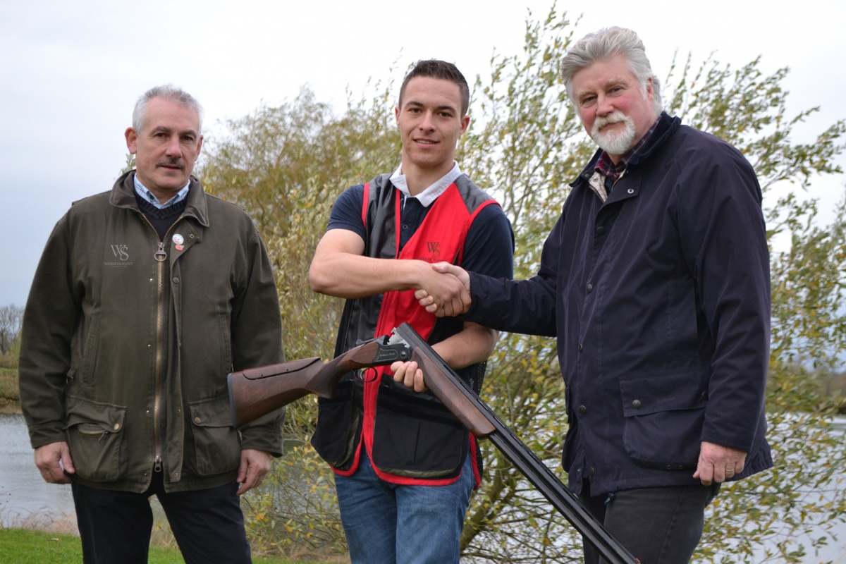 На фото слева направо: Пол Гаррети, главный оружейный мастер Webley & Scott; Аарон Харви; Роджер П. Уильямс, владелец Webley & Scott
